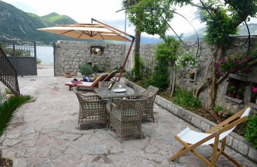 Dobrota Apartment | Lazovic- Apartment by the Sea with Amazing View