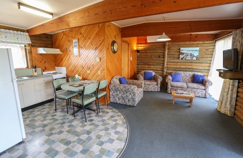 Lakes Entrance Apartment | Relax at Lazy Acre Log Cabins: 4-Star Oceanfront Retreat