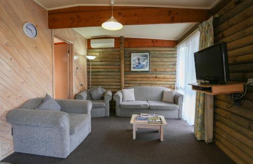 Lakes Entrance Apartment | Relaxing Lazy Acre Log Cabins with Pool & Ocean View