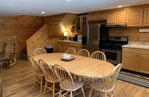 East Burke Cabin | Exceptional Lazy Bear Cabin: Family-Friendly with Breakfast