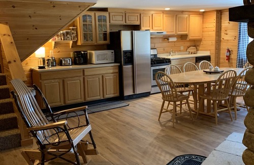 East Burke Cabin | Exceptional Lazy Bear Cabin: Family-Friendly with Breakfast
