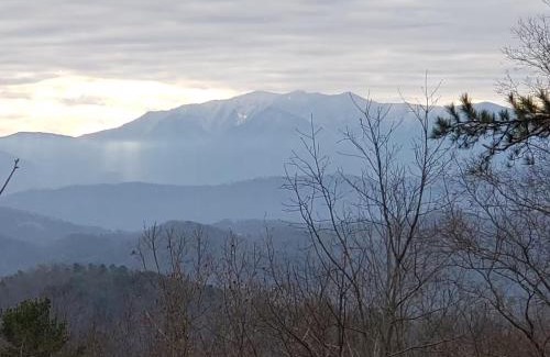 Gatlinburg - Pigeon Forge Villa | Cozy Lazy Bear Cabin: Pet-Friendly Retreat with Hot Tub