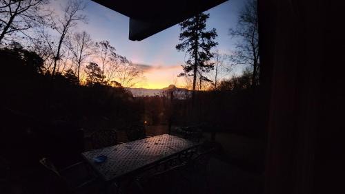 Gatlinburg - Pigeon Forge Villa | Cozy Lazy Bear Cabin: Pet-Friendly Retreat with Hot Tub
