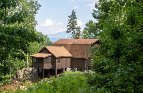 Gatlinburg - Pigeon Forge Villa | Cozy Lazy Bear Cabin: Pet-Friendly Retreat with Hot Tub