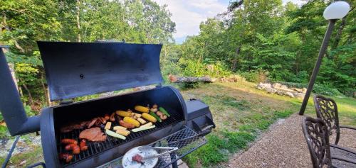 Gatlinburg - Pigeon Forge Villa | Cozy Lazy Bear Cabin: Pet-Friendly Retreat with Hot Tub
