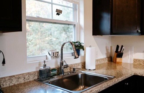 Weaverville House | Inviting Lazy Bear Cottage with Hot Tub & Mountain Views