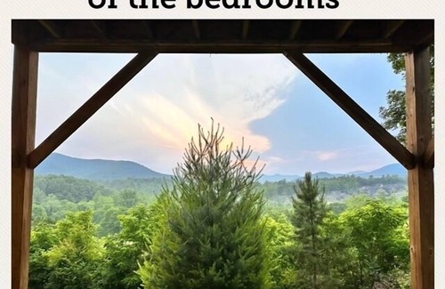 Weaverville House | Inviting Lazy Bear Cottage with Hot Tub & Mountain Views