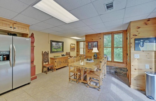 Helen Cabin | Relaxing Retreats at Lazy Bear Lodge: Pools, Spa & Wine Tours