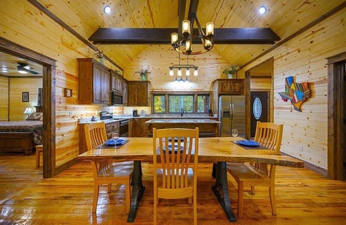 Broken Bow Cabin | Lazy Bear Lodge-3 bdrms, 1 story, 4 KINGS, 1 QUEEN, 4 1/2 bathrooms. HOT TUB