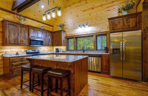 Broken Bow Cabin | Lazy Bear Lodge-3 bdrms, 1 story, 4 KINGS, 1 QUEEN, 4 1/2 bathrooms. HOT TUB