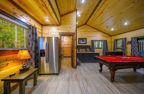 Broken Bow Cabin | Lazy Bear Lodge-3 bdrms, 1 story, 4 KINGS, 1 QUEEN, 4 1/2 bathrooms. HOT TUB