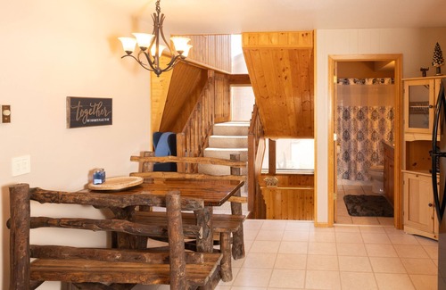 Florissant Cabin | Idyllic Lazy Bear Lodge with Mountain Views and Spa