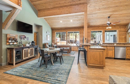 Granite Ridge Cabin | Rustic Retreat at Lazy Bear Lodge: Guest Rated 9.8/10!