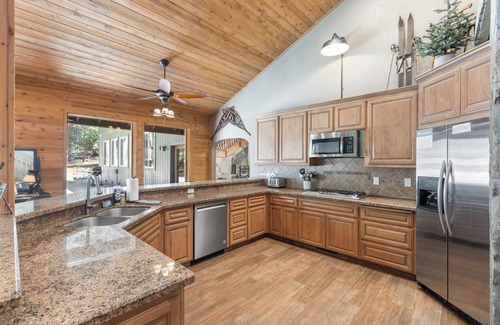 Granite Ridge Cabin | Rustic Retreat at Lazy Bear Lodge: Guest Rated 9.8/10!