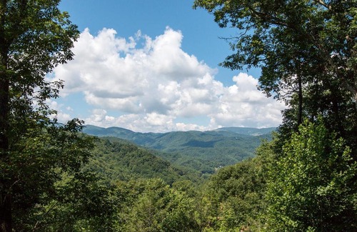 Boone Bed & Breakfast | Relax at Lazy Bear Lodge: Top-Rated with Hot Tub Access