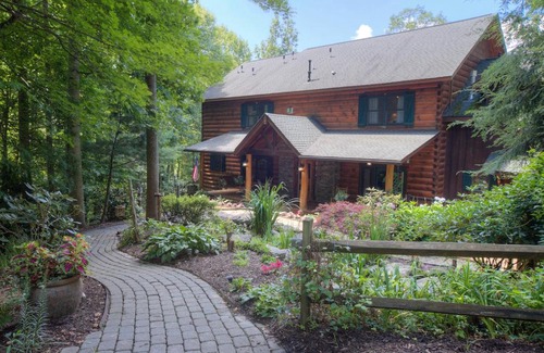 Boone Bed & Breakfast | Relax at Lazy Bear Lodge: Top-Rated with Hot Tub Access