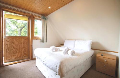 Liverton House | Discover Lazy Bear: Pet-Friendly Getaway with Ocean Views