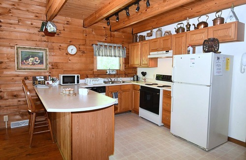 Berkeley Springs House | Cozy Lazy Bear Retreat - Classic Cabin with Pet-Friendly Perks