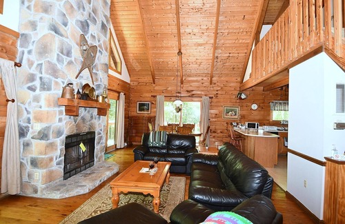Berkeley Springs House | Cozy Lazy Bear Retreat - Classic Cabin with Pet-Friendly Perks