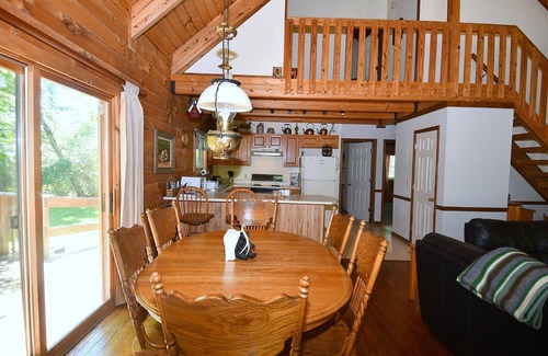 Berkeley Springs House | Cozy Lazy Bear Retreat - Classic Cabin with Pet-Friendly Perks