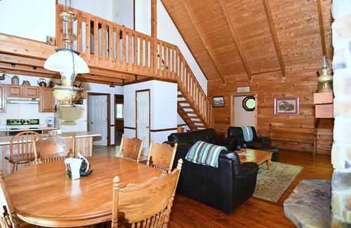 Berkeley Springs House | Cozy Lazy Bear Retreat - Classic Cabin with Pet-Friendly Perks