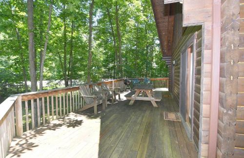 Berkeley Springs Ski Chalet | Inviting Lazy Bear Retreat - Classic Cabin for Families & Pets!