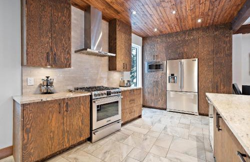La Minerve Ski Chalet | Relaxing Lazy Bear Waterfront Chalet with Hot Tub & Kitchen