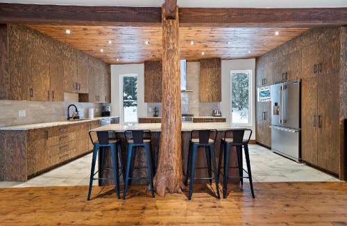 La Minerve Ski Chalet | Relaxing Lazy Bear Waterfront Chalet with Hot Tub & Kitchen