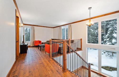 La Minerve Ski Chalet | Relaxing Lazy Bear Waterfront Chalet with Hot Tub & Kitchen