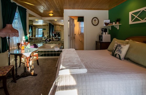 Lake Geneva Bed & Breakfast | Relax at Lazy Cloud: Guest Rated 9.4 with Pool & Spa