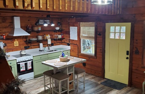 Sautee Nacoochee Cabin | Romantic Getaway at Lazy Daisy Loft - 10/10 Guest Rated!