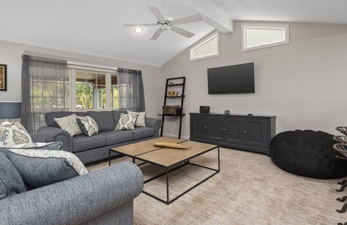 Oakhurst House | Relaxing Retreat at 10 Lazy Bend with Pool & Hot Tub