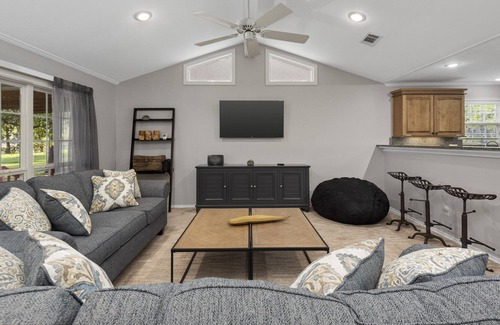 Oakhurst House | Relaxing Retreat at 10 Lazy Bend with Pool & Hot Tub