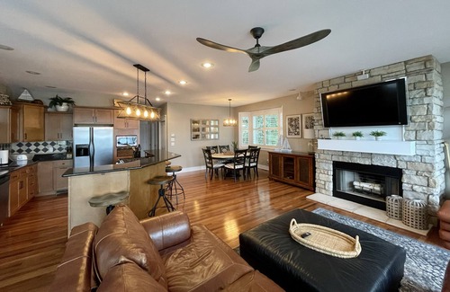 Cassopolis House | Idyllic Retreat at Diamond Lake with Ocean Views & Breakfast