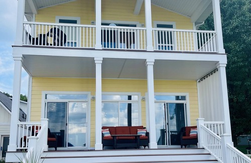 Cassopolis House | Idyllic Retreat at Diamond Lake with Ocean Views & Breakfast