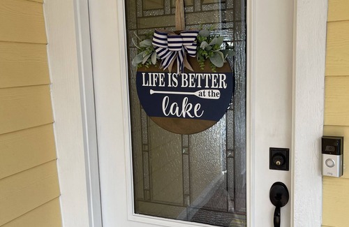 Cassopolis House | Idyllic Retreat at Diamond Lake with Ocean Views & Breakfast