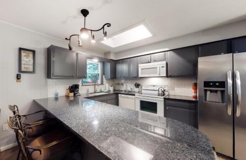 Kingsland House | Inviting Lazy Days: Family-Friendly Retreat with High Ratings