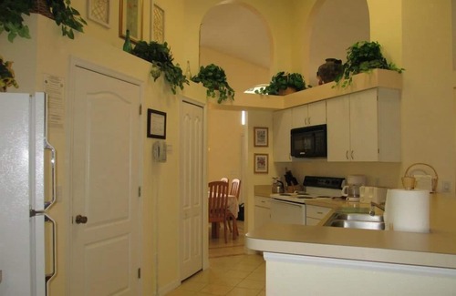 Lindfields House | Relaxing Getaway: Lazy Days Vacation with Pool & Breakfast