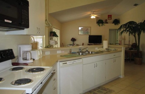 Lindfields House | Relaxing Getaway: Lazy Days Vacation with Pool & Breakfast