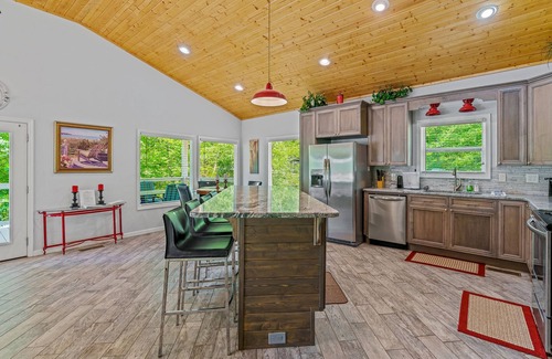 Jasper House | Unforgettable "LAZY DAZE": Steps from Duncan Bridge Marina