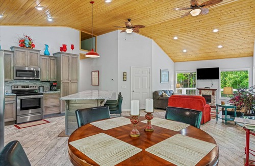 Jasper House | Unforgettable "LAZY DAZE": Steps from Duncan Bridge Marina