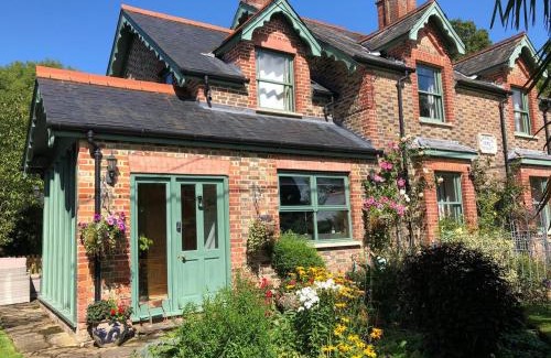 Southwater Apartment | Cozy Lazy Daze Cottage: Pet & Child Friendly Retreat