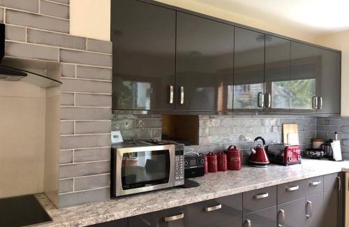 Southwater Apartment | Cozy Lazy Daze Cottage: Pet & Child Friendly Retreat