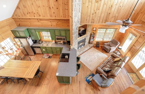Jefferson Cabin | Pet-Friendly Lazy Dog Log Cabin with Hot Tub & Fishing Lake