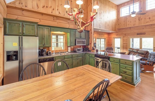 Jefferson Cabin | Pet-Friendly Lazy Dog Log Cabin with Hot Tub & Fishing Lake