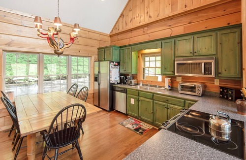 Jefferson Cabin | Pet-Friendly Lazy Dog Log Cabin with Hot Tub & Fishing Lake