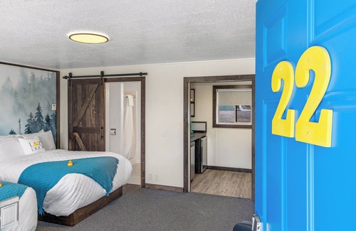 West Yellowstone Hotel | Relax at Lazy Duck Inn with Pool and Breakfast Included