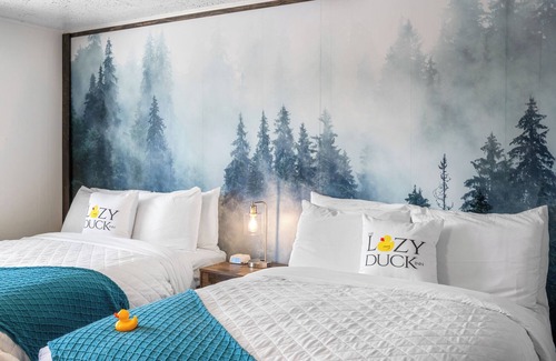 West Yellowstone Hotel | Relax at Lazy Duck Inn with Pool and Breakfast Included