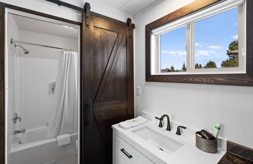 West Yellowstone Hotel | Relax at Lazy Duck Inn – Family-Friendly & Pool Access