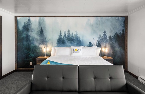 West Yellowstone Hotel | Cozy Retreat at Lazy Duck Inn Room #25 with Breakfast